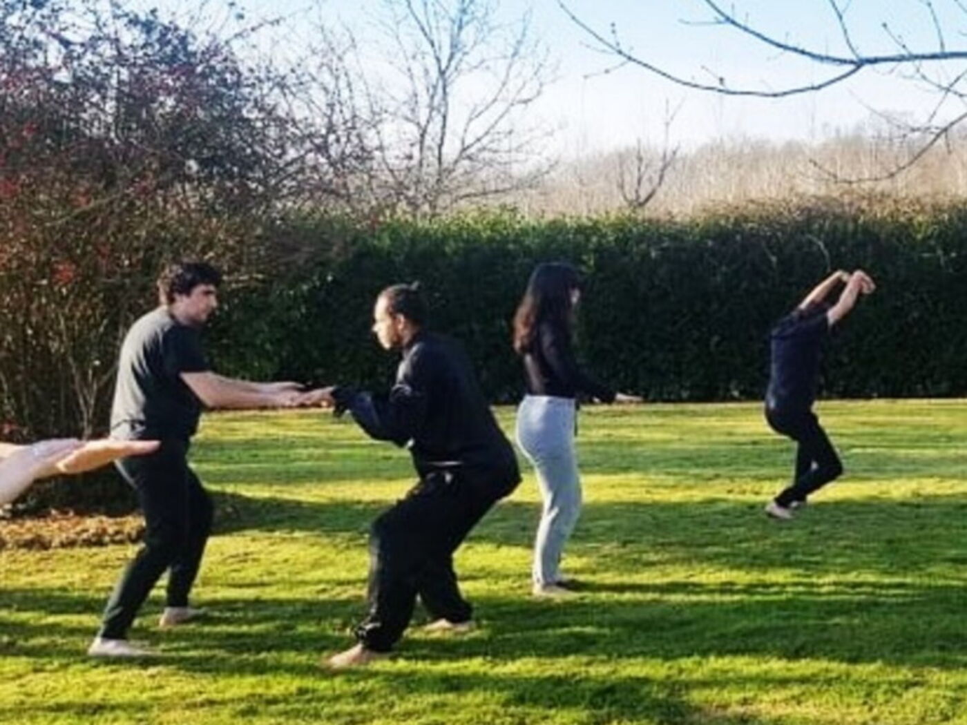 Exercices de jeu en extérieur pendant un stage à la Résidence Clys