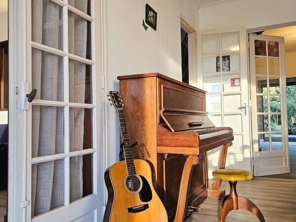 Le coin musique, piano et guitare